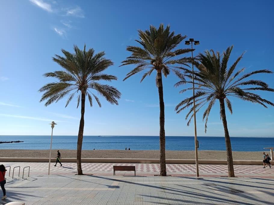 Estupendo Piso Renovado A 30 Metros De La Playa Lejlighed Almería Eksteriør billede